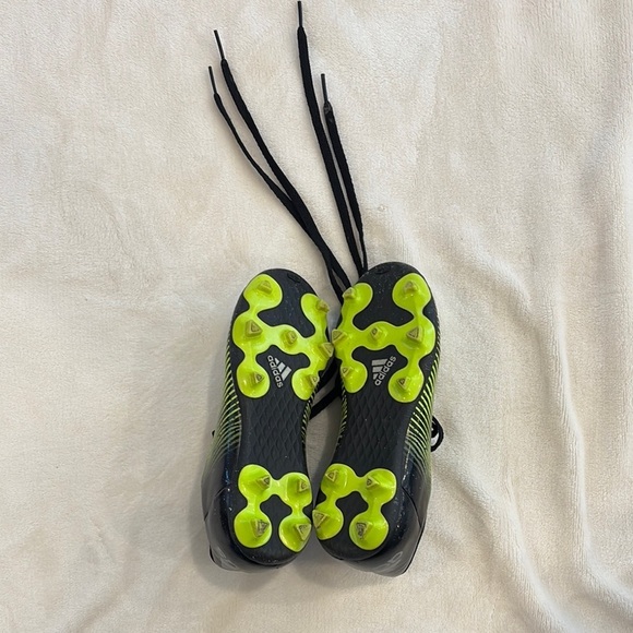 Adidas Black and Greenish yellow soccer cleats size 1 - Picture 5 of 6